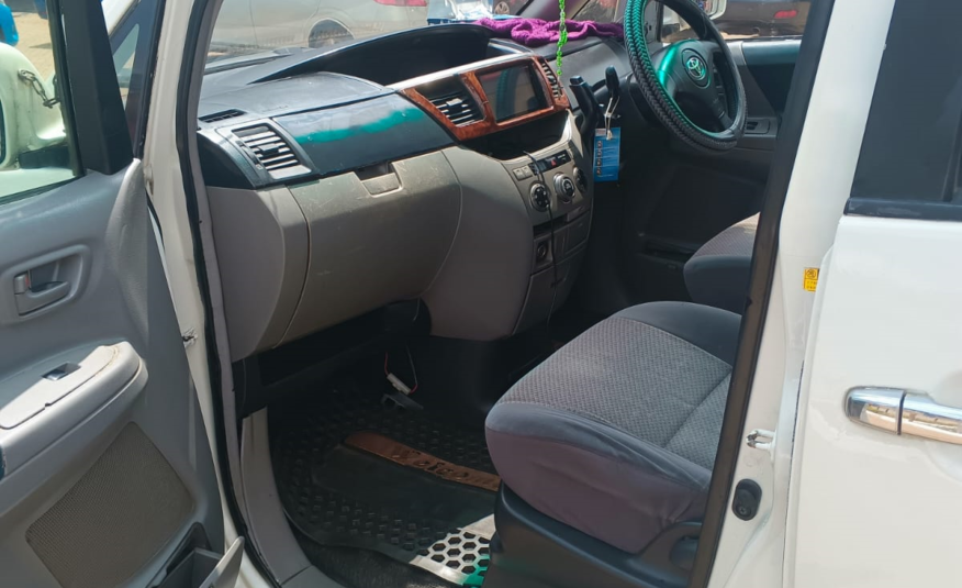 2002 Toyota Voxy