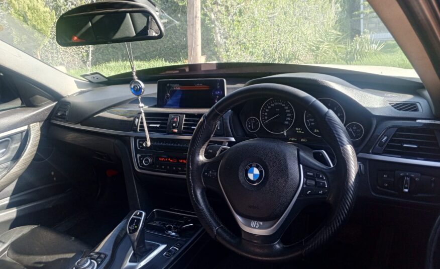 BMW 320i F30 2013 xDrive,