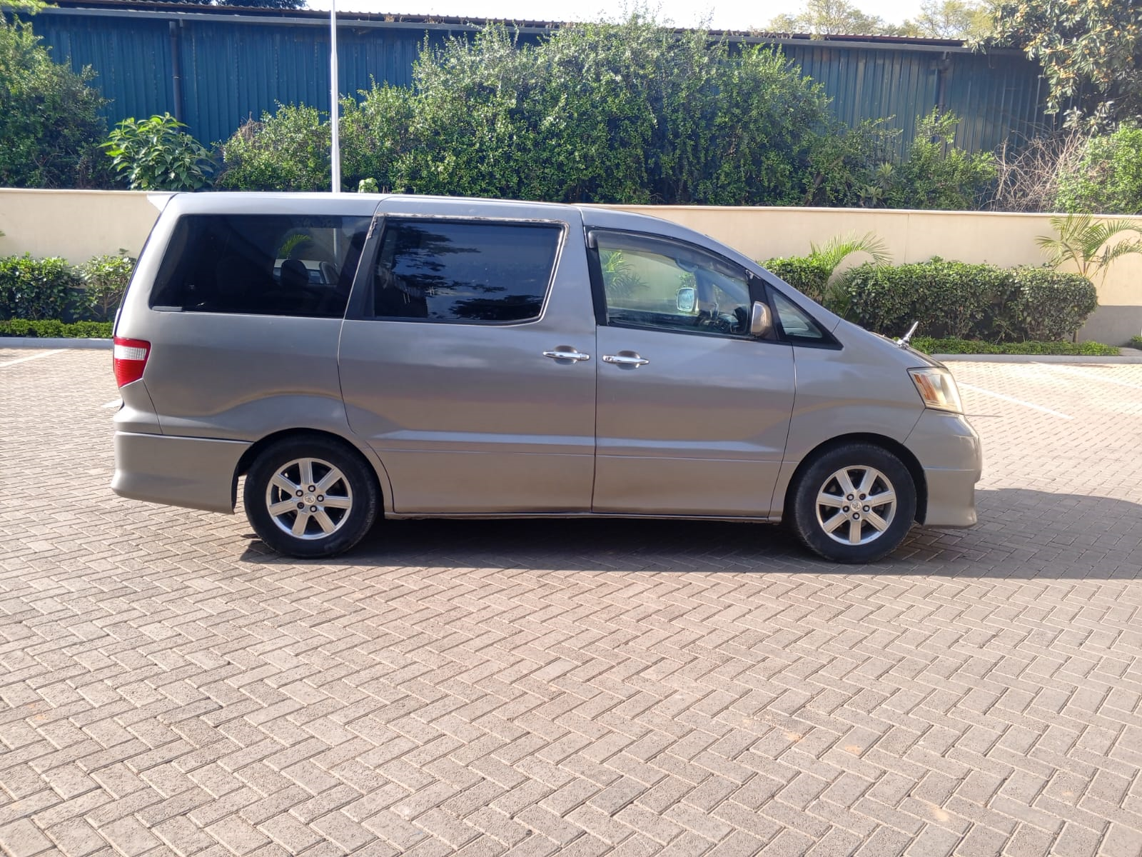 2004 Toyota Alphard