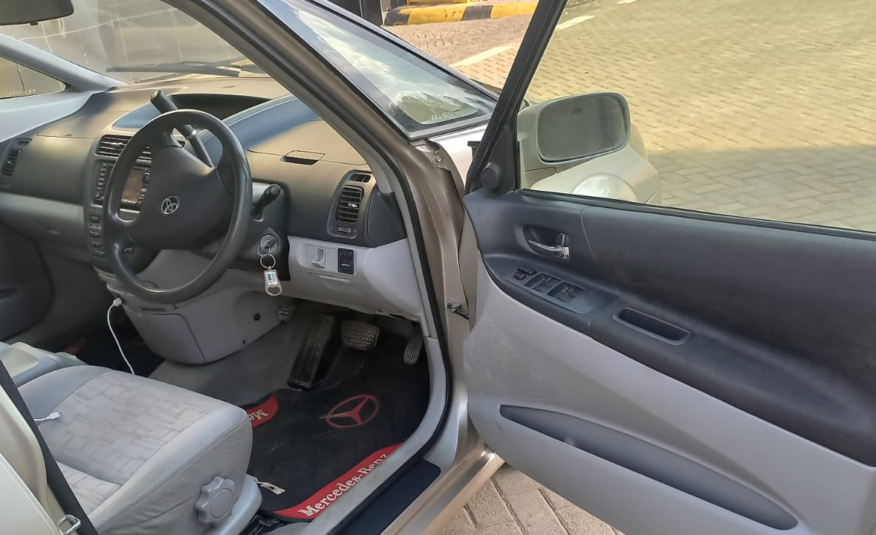 Toyota Opa 2004