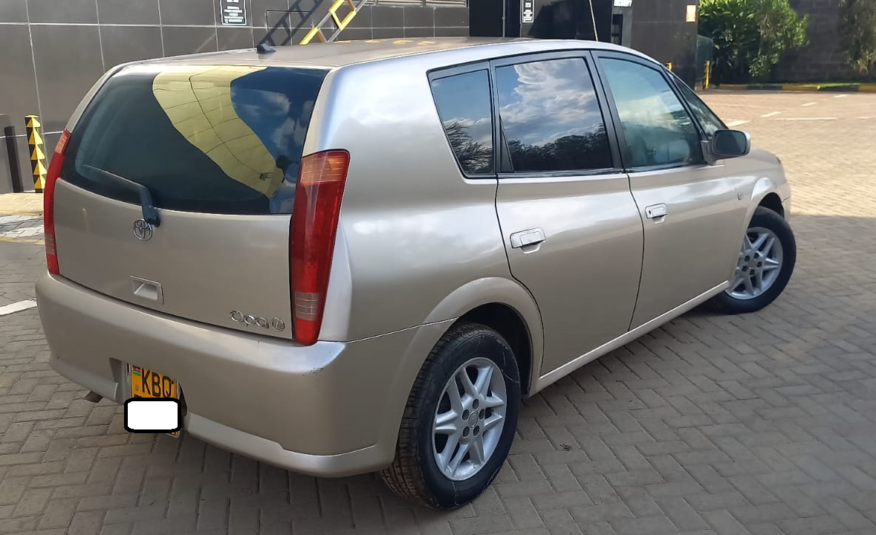 Toyota Opa 2004