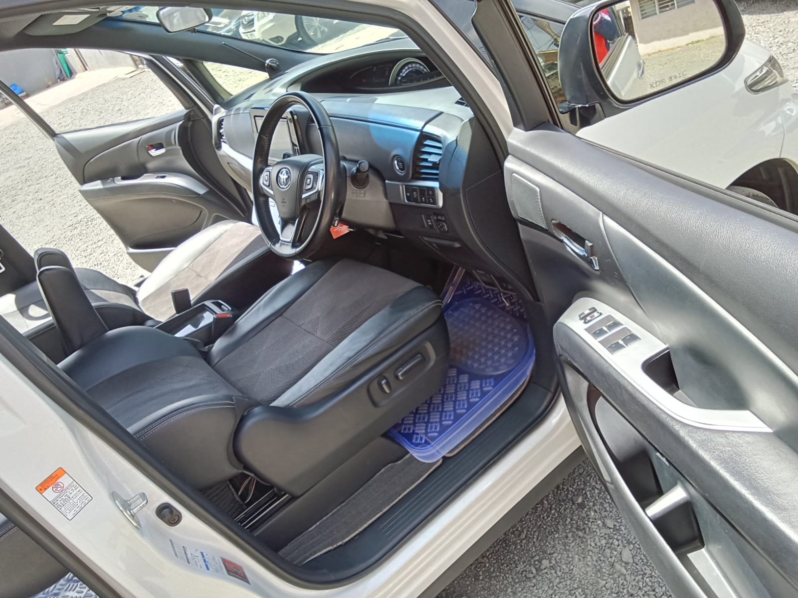 🚗 Toyota Estima  2017