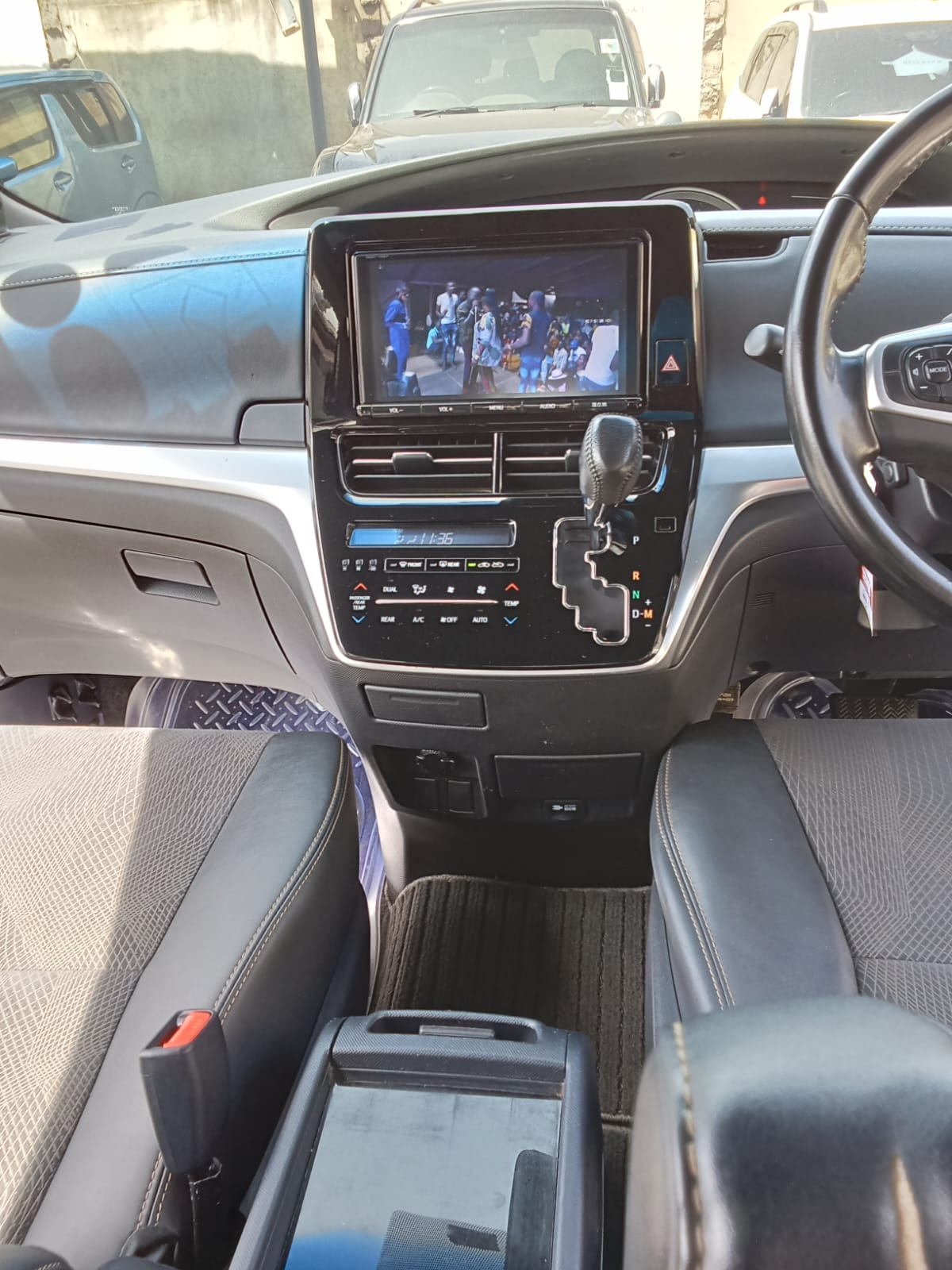 🚗 Toyota Estima  2017