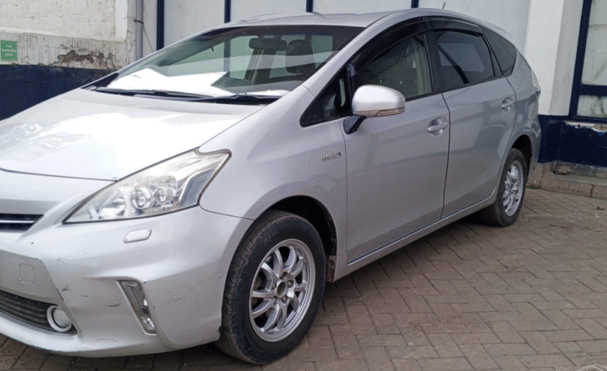 Toyota Prius Alpha 2014
