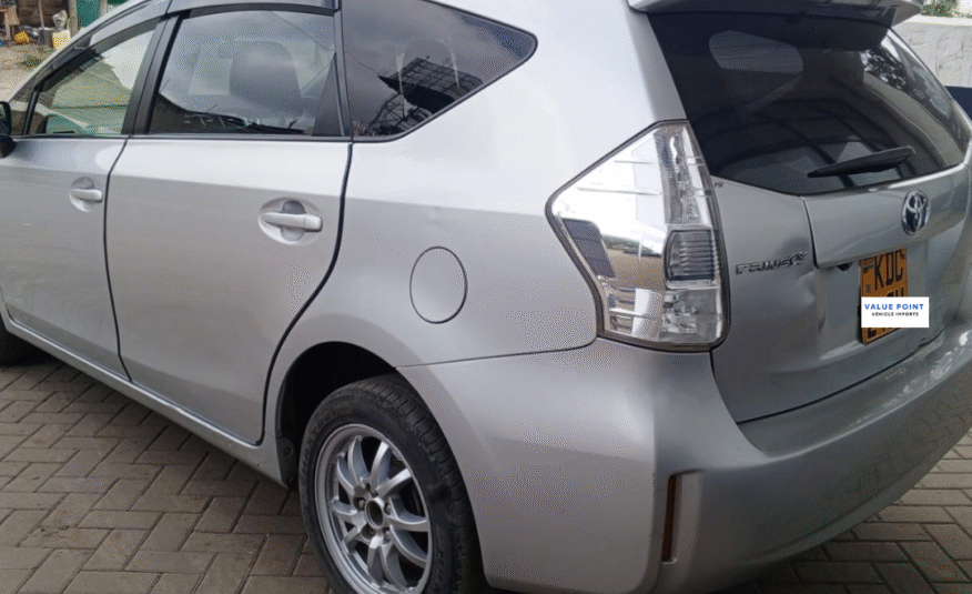 Toyota Prius Alpha 2014