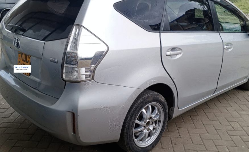 Toyota Prius Alpha 2014