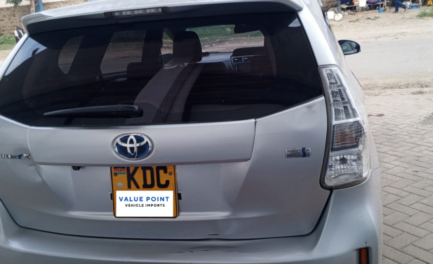 Toyota Prius Alpha 2014