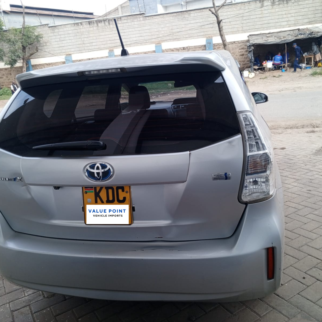 Toyota Prius Alpha 2014