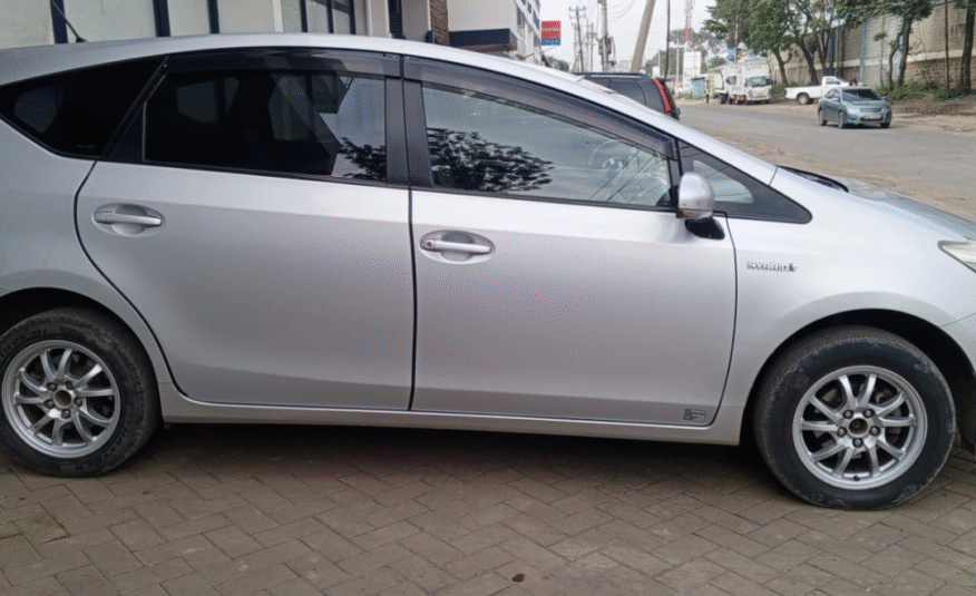 Toyota Prius Alpha 2014