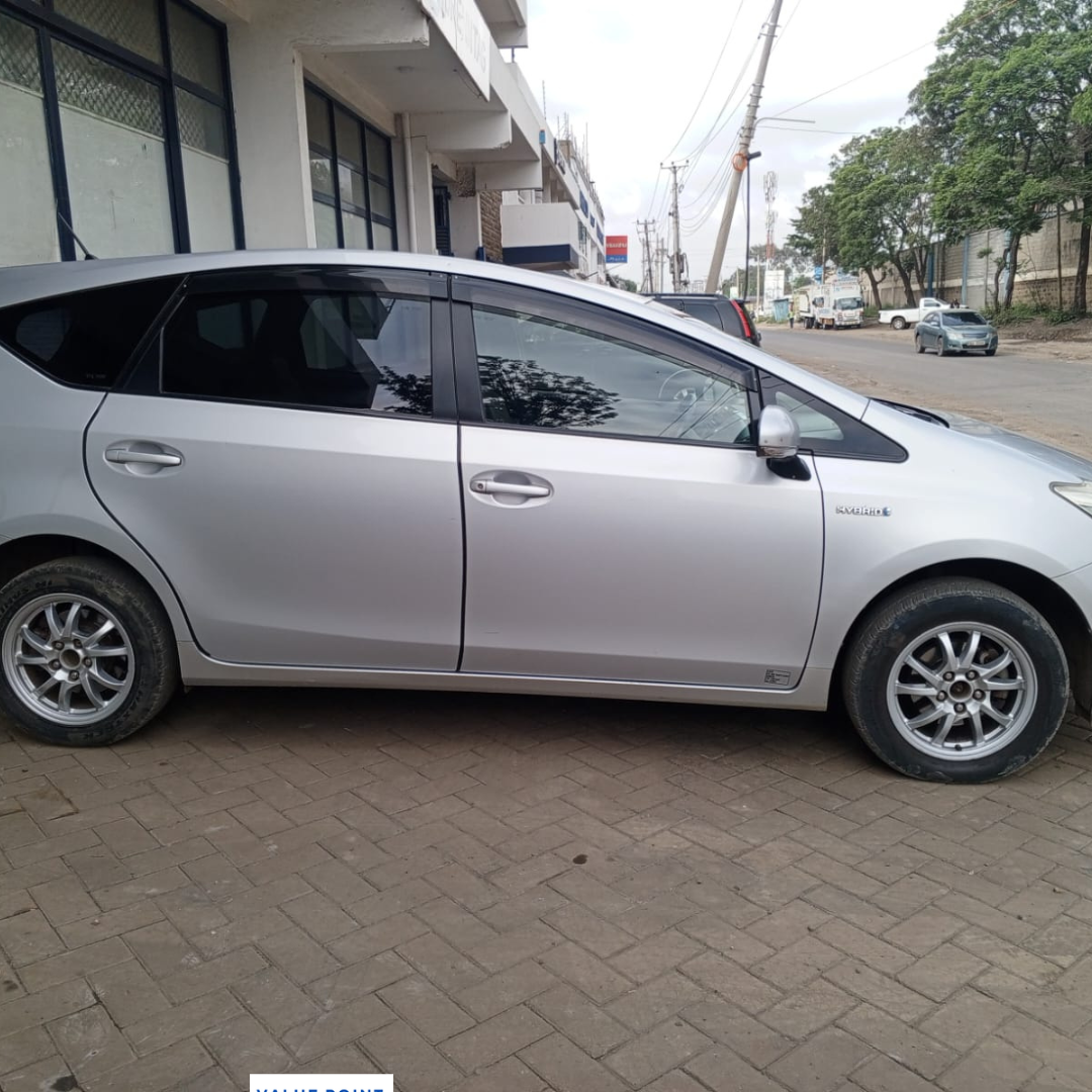 Toyota Prius Alpha 2014