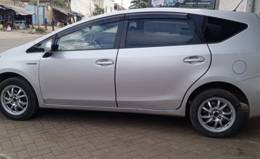 Toyota Prius Alpha 2014