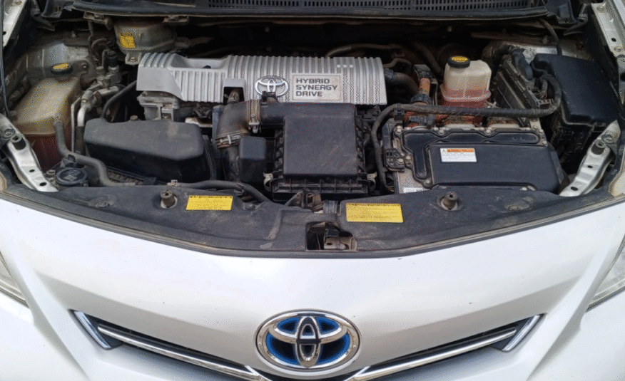 Toyota Prius Alpha 2014