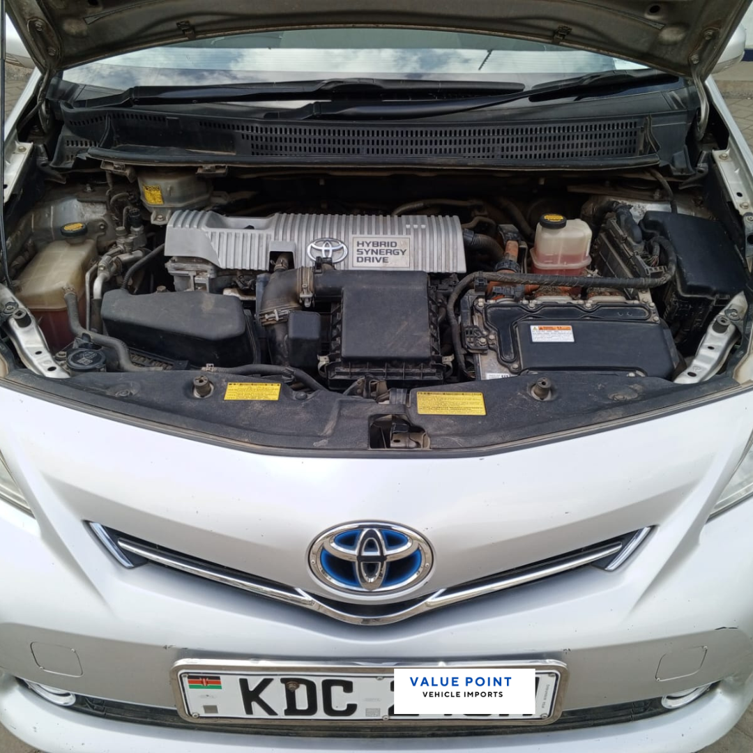 Toyota Prius Alpha 2014