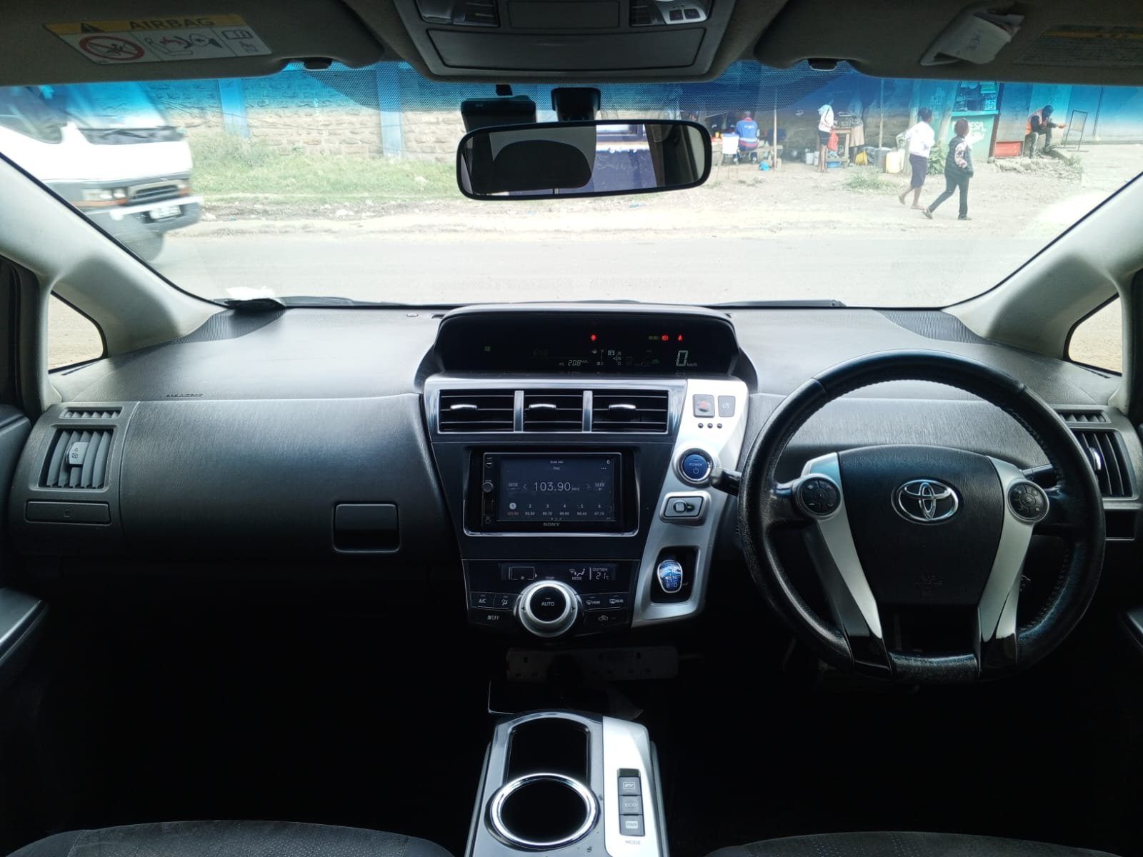 Toyota Prius Alpha 2014