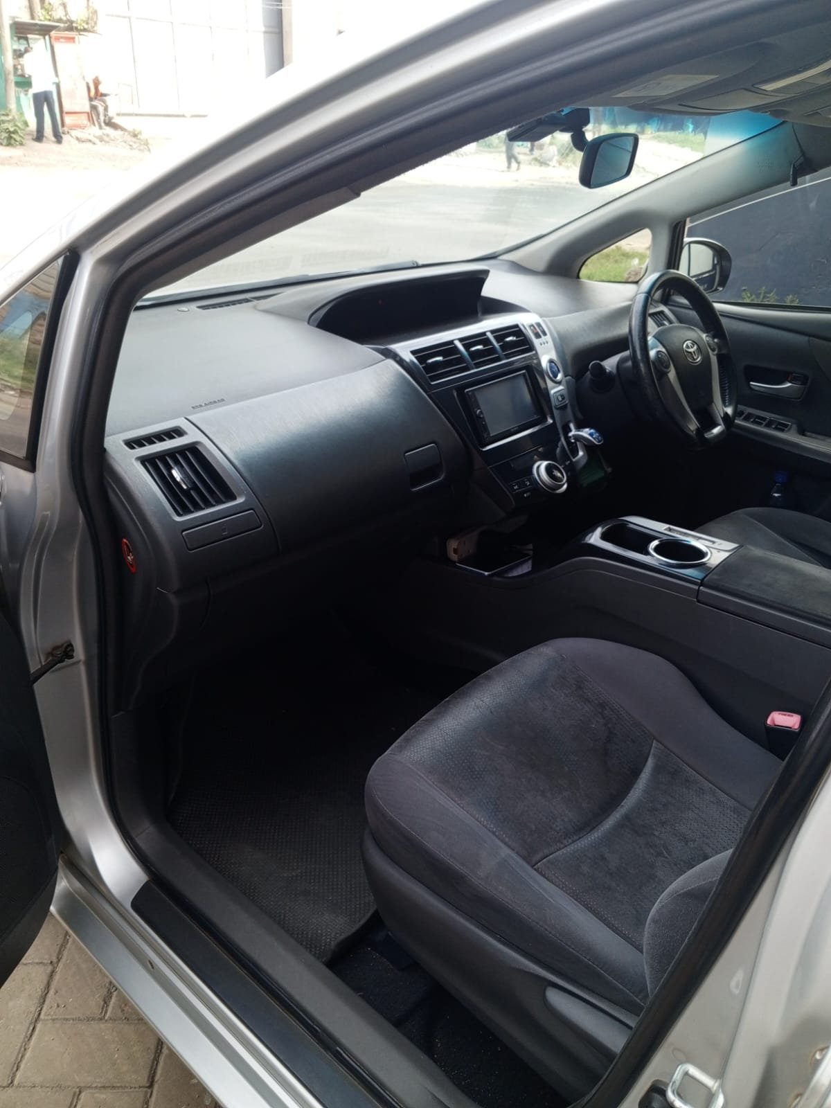 Toyota Prius Alpha 2014