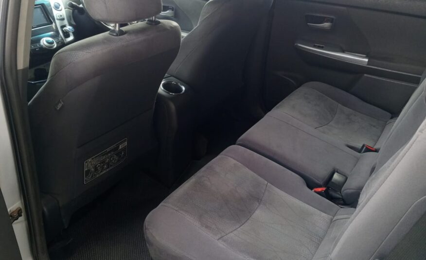 Toyota Prius Alpha 2014