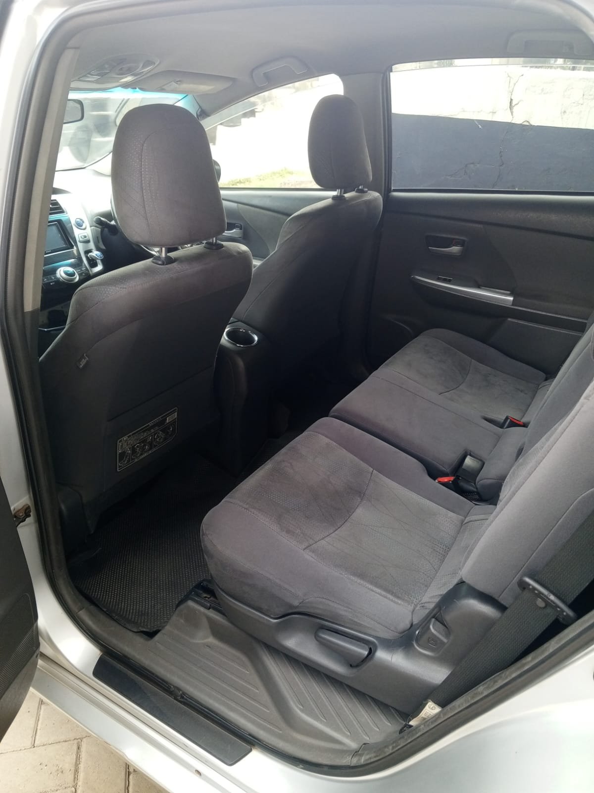 Toyota Prius Alpha 2014