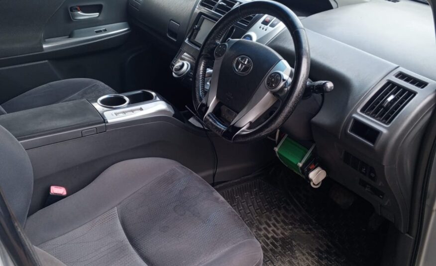 Toyota Prius Alpha 2014