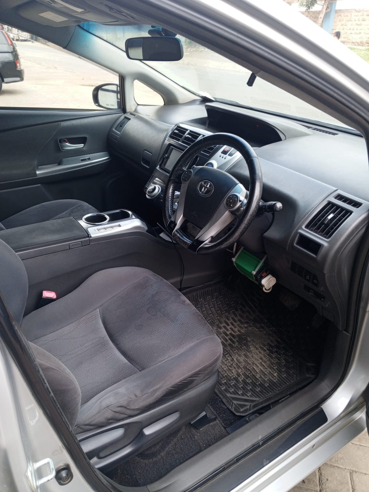 Toyota Prius Alpha 2014