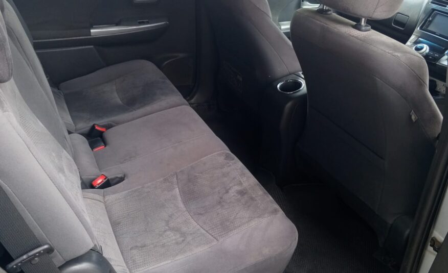 Toyota Prius Alpha 2014