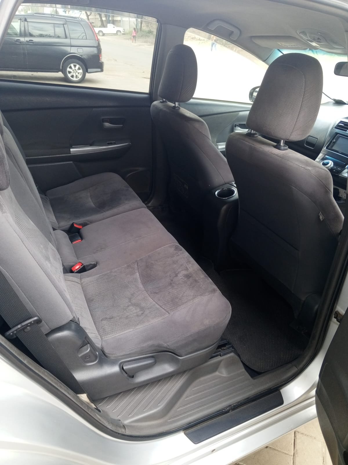 Toyota Prius Alpha 2014