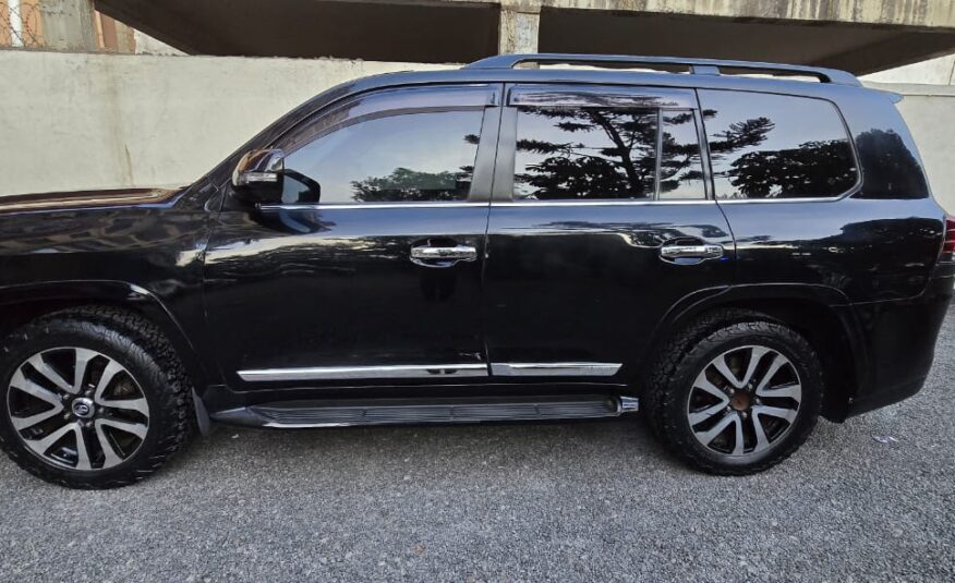 Toyota Land Cruiser V8 2014 upgraded to 2023
