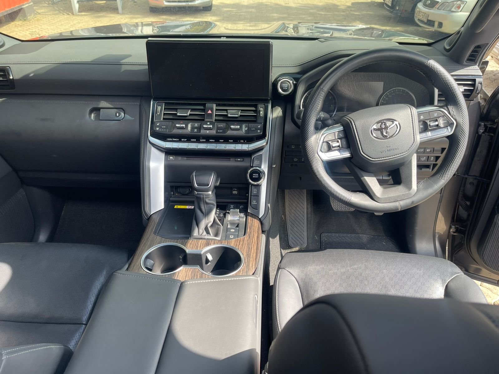 Toyota Land Cruiser LC300 Sahara 2024